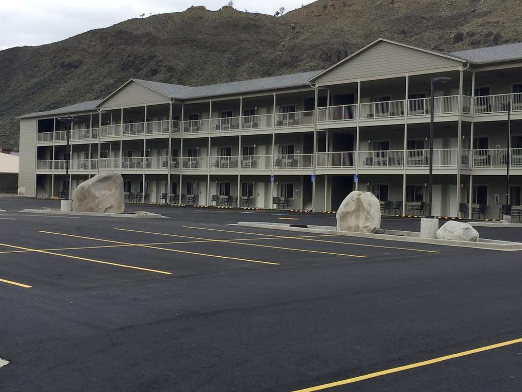 Yellowstone Big Rock Inn Гардинър Екстериор снимка