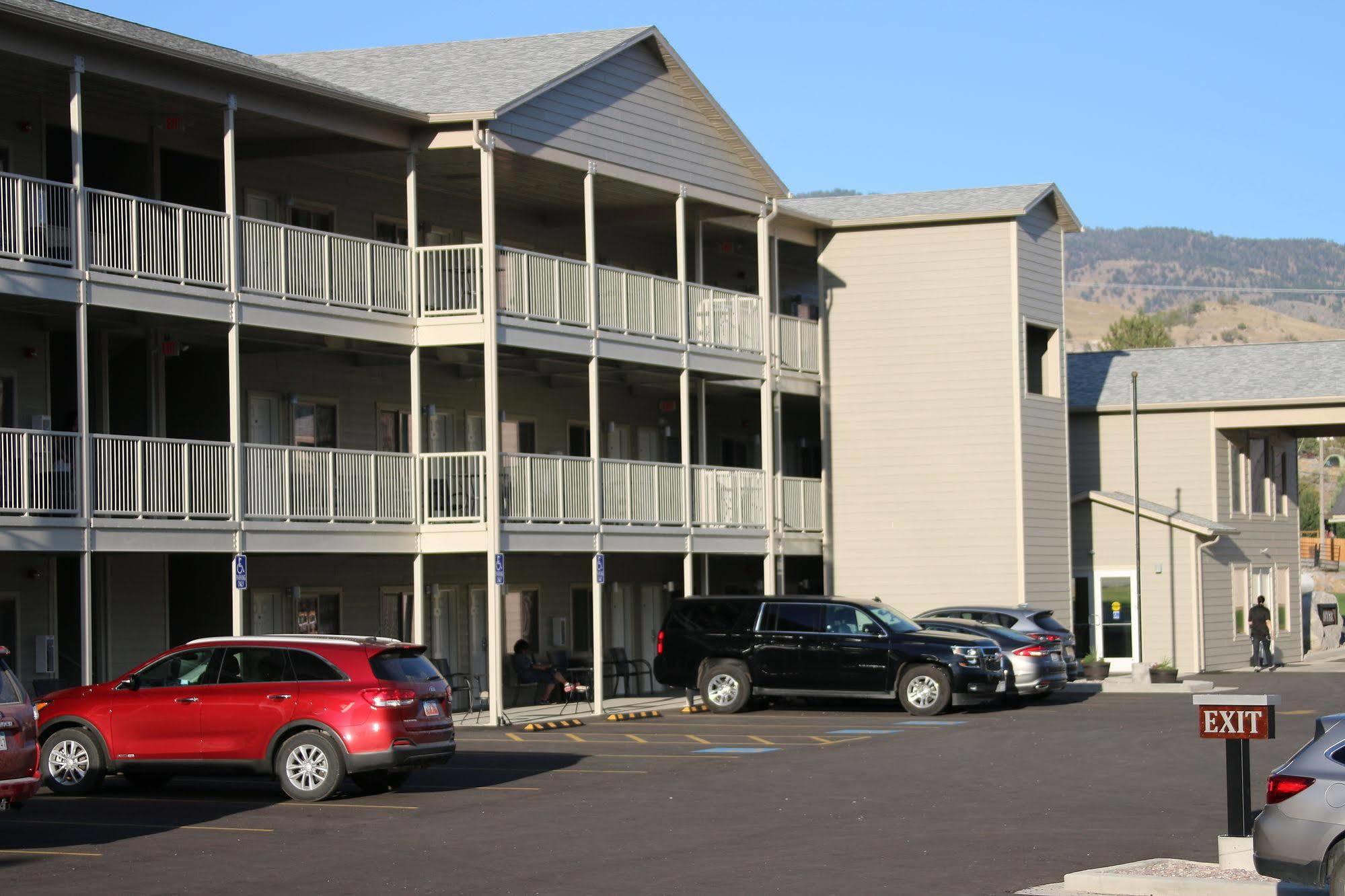 Yellowstone Big Rock Inn Гардинър Екстериор снимка