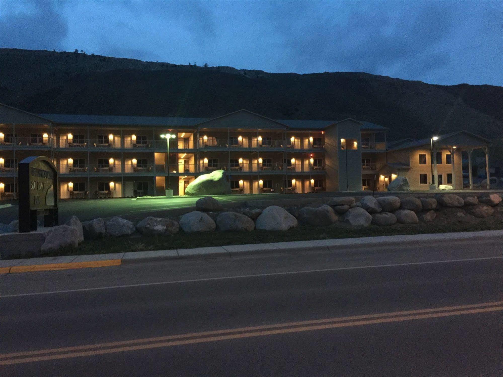 Yellowstone Big Rock Inn Гардинър Екстериор снимка