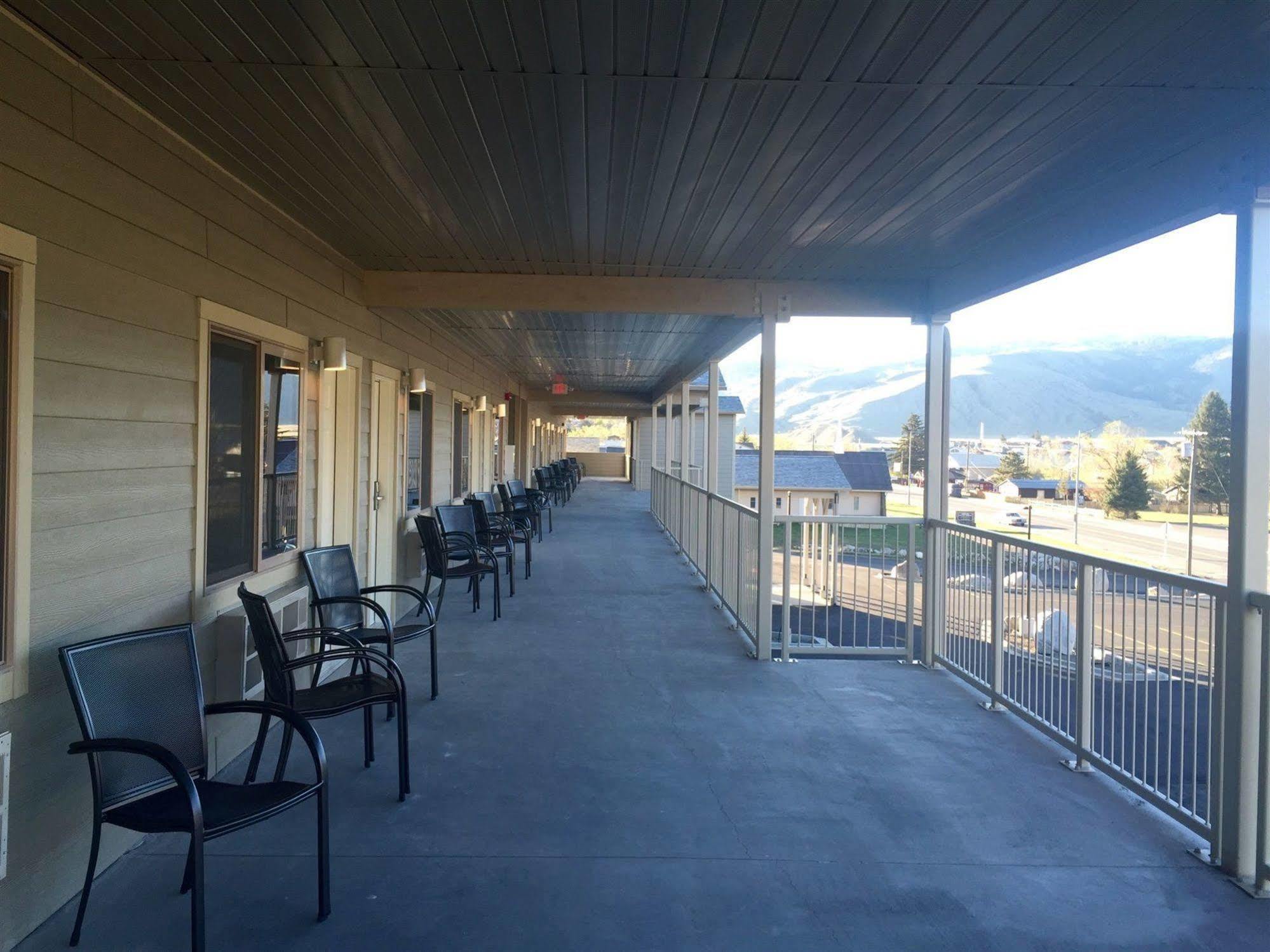 Yellowstone Big Rock Inn Гардинър Екстериор снимка