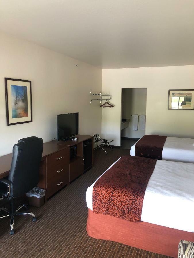 Yellowstone Big Rock Inn Гардинър Екстериор снимка