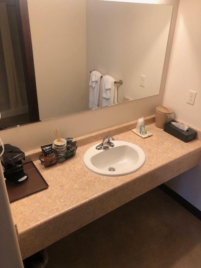 Yellowstone Big Rock Inn Гардинър Екстериор снимка